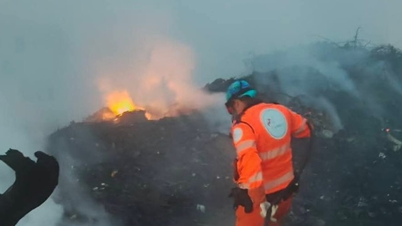 Capua, incendio all’ex campo profughi