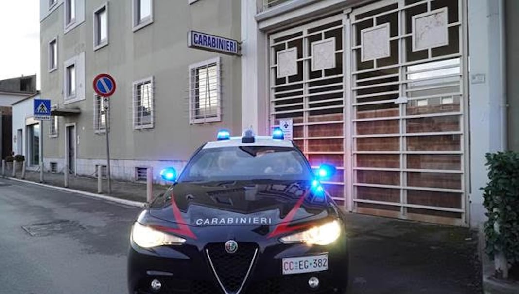orta di atella, pusher tenta di aggredire i carabinieri