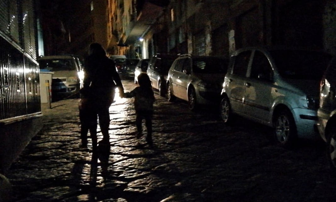 Napoli, serie di rapine a giovani