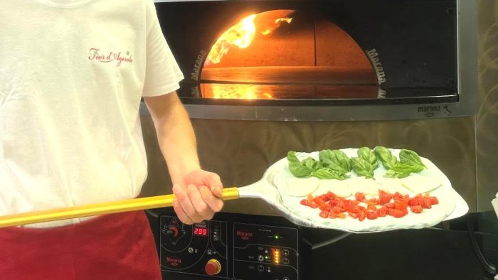 Agerola celebra la vittoria del Napoli con una pizza tricolore