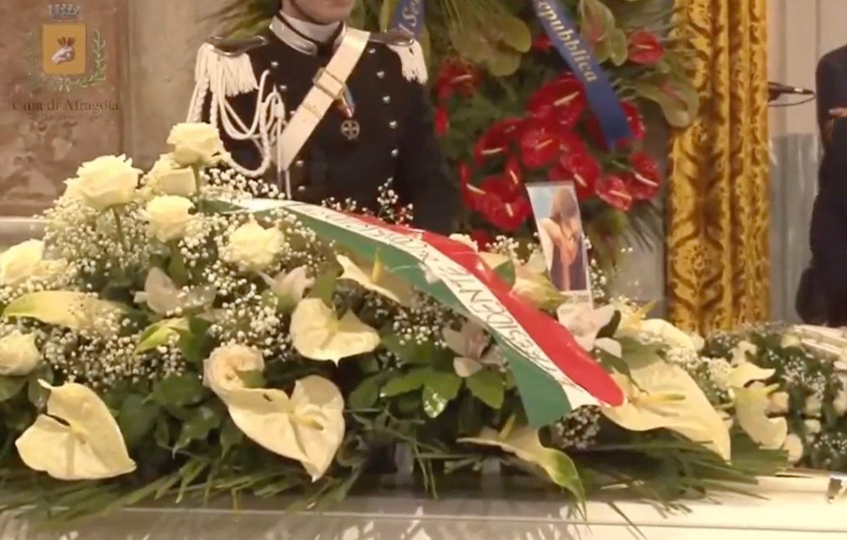 Afragola, l’addio a Martina Carbonaro, l’arcivescovo Battaglia: “Uccisa da un’idea malata dell’amore”