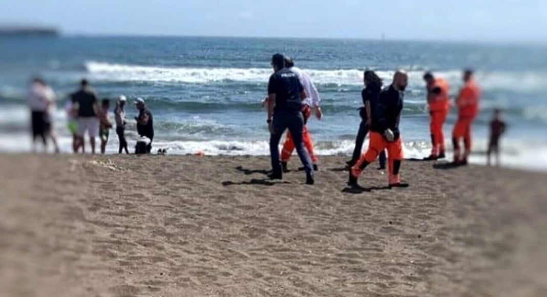Varcaturo, ragazzo accoltellato in spiaggia