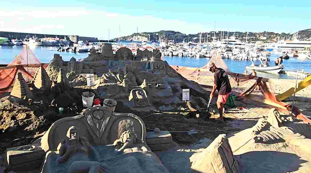 Forio, la spiaggia diventa museo: le sculture di sabbia di Iannini incantano l’isola