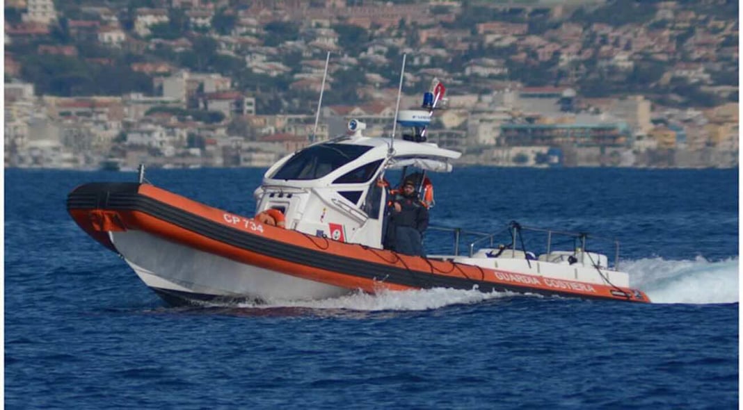 Castel Volturno, natante incagliato sulla scogliera: 2 persone salvatedalla Guardia Costiera