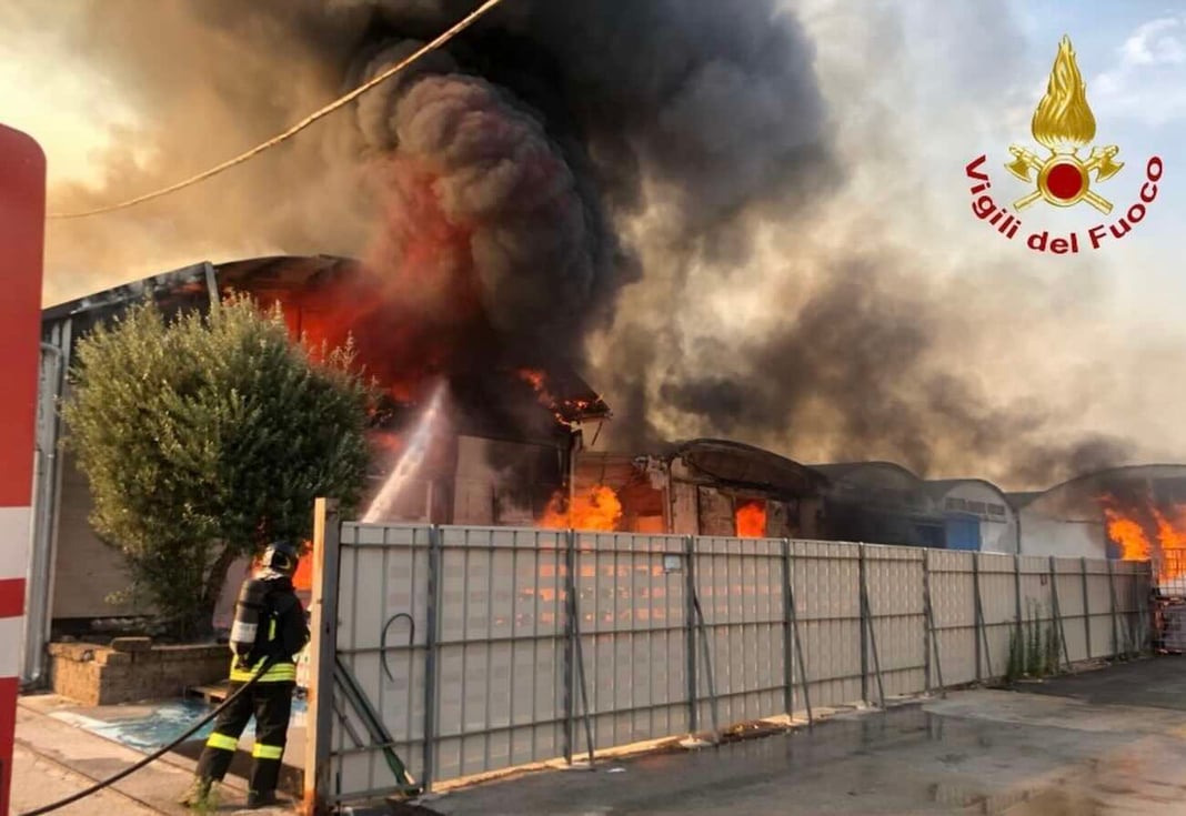 Monteforte Irpino, incendio devasta deposito di detersivi