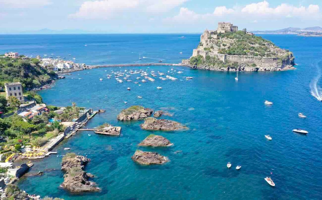 Ischia, l’isola dove il tempo si ferma e la bellezza ricomincia