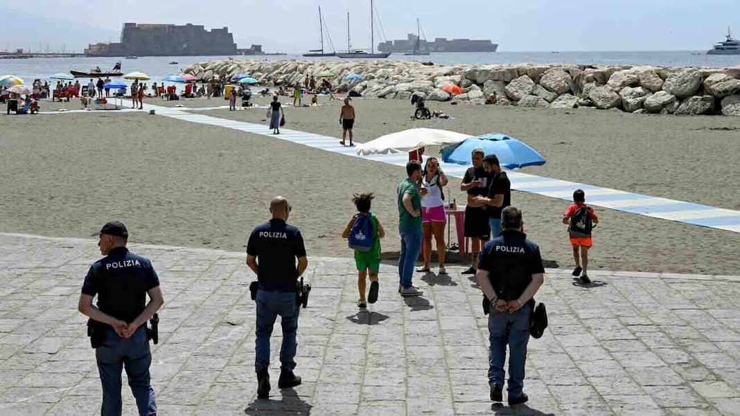 Napoli, ruba uno zaino al Lido Mappatella: arerstato