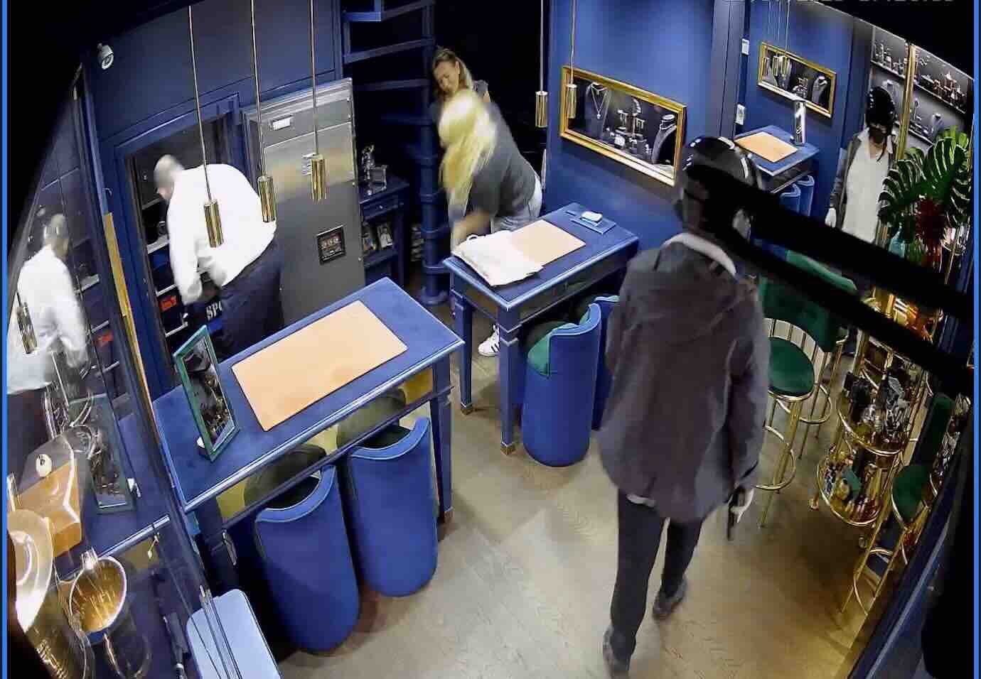 Napoli, rapina a mano armata con sequestro nella gioielleria Gentile a Chiaia