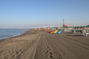 Fa una buca in spiaggia e rimane sepolto: morto 13enne